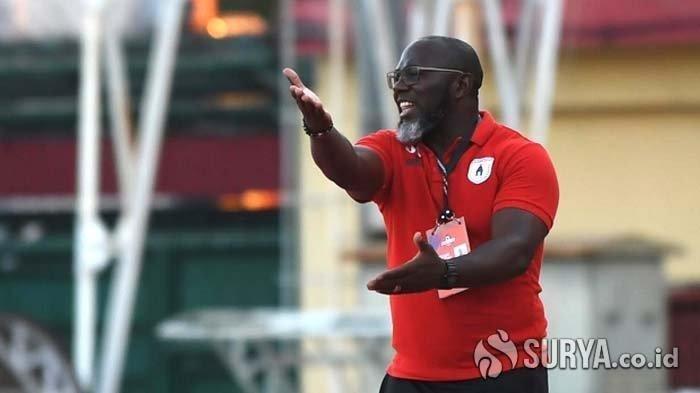 Jacksen F Tiago, pelatih Persipura Jayapura di Stadion Gelora Delta, Sidoarjo.
