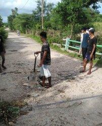 Jembatan di Kampung Naituta, Manulai II Nyaris Runtuh, Akhirnya DiPerbaiki Warga