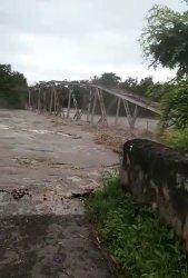 Jembatan Lama di Kambaniru, Sumba Timur ambruk diterjang banjir,Minggu (4/4/2021)