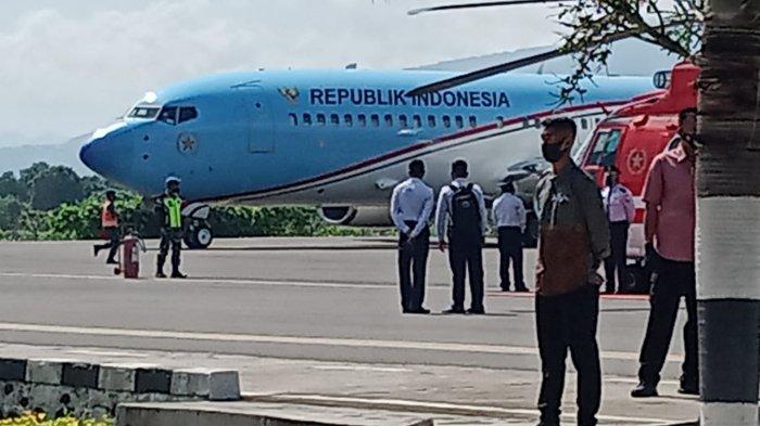 Gubernur NTT Viktor B Laiskodat dan pesawat kepresidenan saat berada di bandara Frans Seda, Maumere.