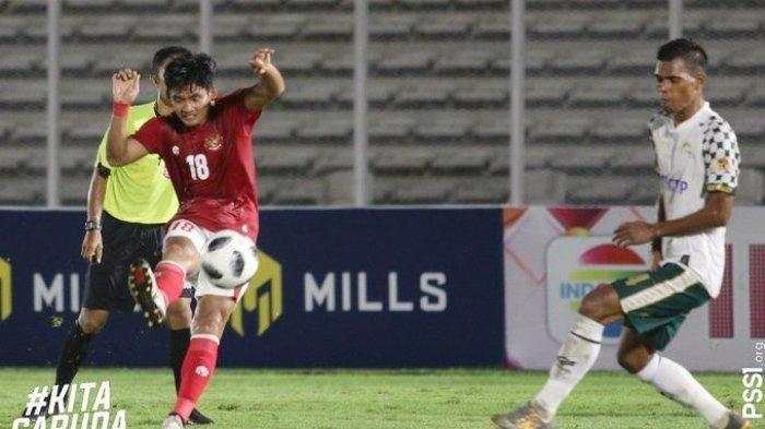 Kadek Agung saat menendang bola dari luar kotak penalti dan sukses membuka keunggulan Timnas U-23 vs Tira Persikabo, di Stadion Madya, Senayan, Jakarta, Jumat, 5 Maret 2021.