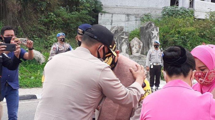 Foto Kapolda NTT, Irjen Pol.Drs.Lorharia Latif bersama ibu dan rombongan mendapat pengalungan kain khas Sumba Barat ketika tiba di Polres Sumba Barat, Rabu (16/9/2020) pukul 14 35 wita.
Area lampiran