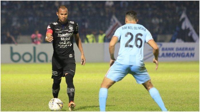 Kapten Persib Bandung, Supardi, berduel dengan pemain Persela Lamongan, Rafel Oliveira, di Stadion Surajaya Lamongan, Kamis (8/8/2019)