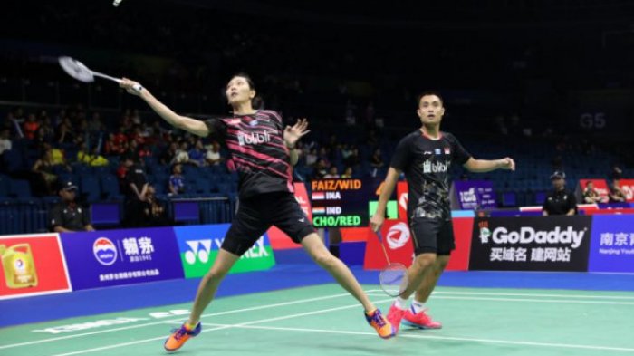 Pasangan atlet bulu tangkis nomor ganda campuran Indonesia Hafiz Faizal/Gloria Emanuelle Widjaja melaju ke putaran ketiga Kejuaraan Dunia 2018 yang berlangsung di Nanjing, China. Hafiz/Gloria mengalahkan pasangan India Pranaav Jerry Chopra/Sikki Reddy dalam dua gim sekaligus 21-16, 21-4 selama 27 menit pertandingan putaran kedua, Selasa (31/07/2018).