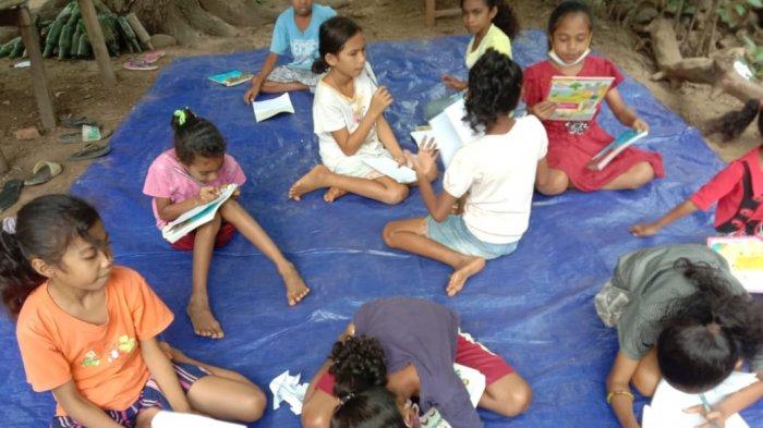 Kelompok taman baca Lopo Seburi saat menggelar pelatihan menulis cerita dan puisi