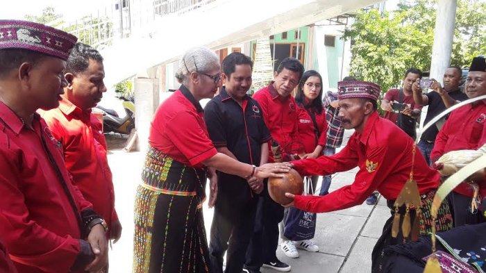 Ketua DPD PDIP NTT Emy Nomleni diterima secara adat di Labuan Bajo, Kamis (27/2/2020).