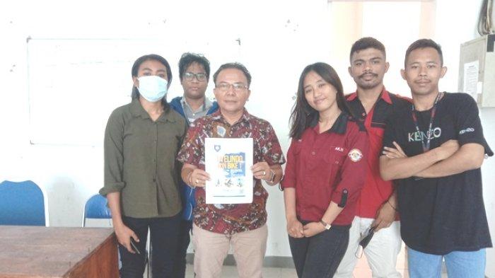 Ketua Panitia Fun Bike Uyelindo, Jhon Malelak pose bersama panitia usai rapat di Kampus Stikom Uyelindo Kupang, Kamis 12 Mei 2022