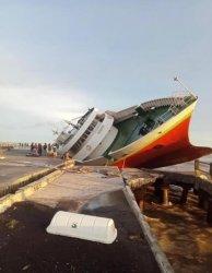 Akibat Badai Seroja, KM Chantika Lestari 10C Tenggelam di Pelabuhan Seba Kabupaten Sabu Raijua