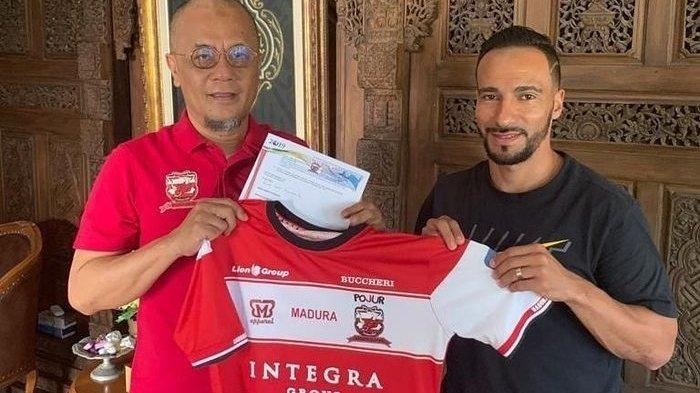 Manajer Madura United, Haruna Soemitro (kiri), memperkenalkan rekrutan baru timnya, Diego Assis (kanan).