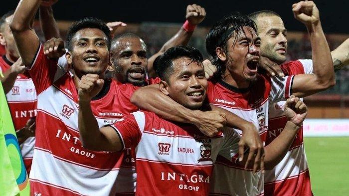 Para pemain Madura United tengah merayakan gol.