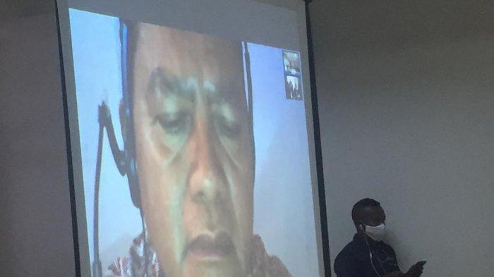 Mantan Kepala BPN Kota Kupang, Thomas More saat mengikuti persidangan secara virtual
