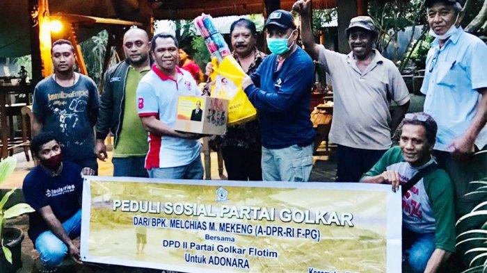 Tim Melchias Markus Mekeng Anggota DPR RI Fraksi Golkar, saat memberikan bantuan obat, tikar, selimut dan dancow untuk korban banjir bandang di Adonara, Kabupaten Flores Timur, Provinsi NTT, Rabu (7/4/2021).