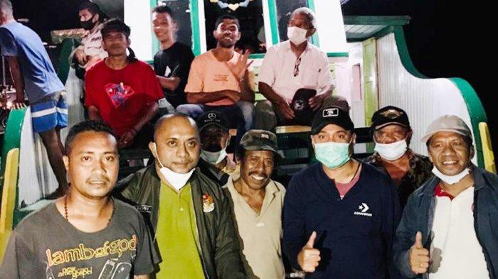 Tim Melchias Markus Mekeng Anggota DPR RI Fraksi Golkar, saat memberikan bantuan obat, tikar, selimut dan dancow untuk korban banjir bandang di Adonara, Kabupaten Flores Timur, Provinsi NTT, Rabu (7/4/2021).