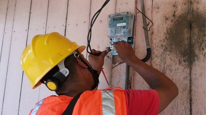 Petugas PLN Flores Bagian Timur memperbaiki/mengganti meteran listrik di rumah warga di Blatat, Desa Tana Duen, Kecamatan Kangae, Kabupaten Sikka pada Sabtu 30 Oktober 2021.