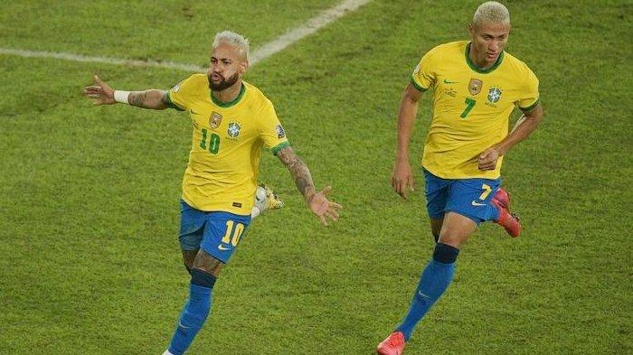 Bintang Brasil Neymar (kiri) melakukan selebrasi bersama Richarlison setelah mencetak gol ke gawang Peru pada laga Conmebol Copa America 2021 di Stadion Nilton Santos di Rio de Janeiro, Brasil, pada 17 Juni 2021.