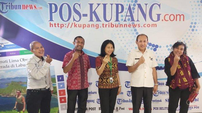 Ngobrol Asyik Pos Kupang tentang Hak Anak Atas Identitas bersama Kepala Bidang Pelayanan Pencatatan Sipil Disdukcapil Kabupaten Belu Maksimus Mau Meta (kedua dari kiri), Kepala Bidang Pendudukan Pencatatan Sipil Dinas Kesehatan Provinsi NTT Hendrik Manesi (kedua dari kanan), dan Renny Rebeka Haning (tengah) dari ChildFund Internasional Indonesia yang dipandu oleh Jurnalis Pos Kupang Novemy Leo (kiri) dan panitia, Ana Djukana SH (kanan), Rabu (2/12/2020)