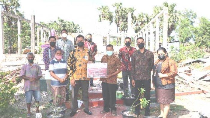 OJK menyalurkan dana bantuan sosial untuk empat Gereja di Kota Kupang, yaitu Gereja Baptis Indonesia (GBI) Getsemani Oeleta, GMIT Bukit Zaitun Sikumana, Kapela Santa Maria Fatima Perumnas, dan Gereja Huria Kristen Batak Protestan (HKBP Kupang).
