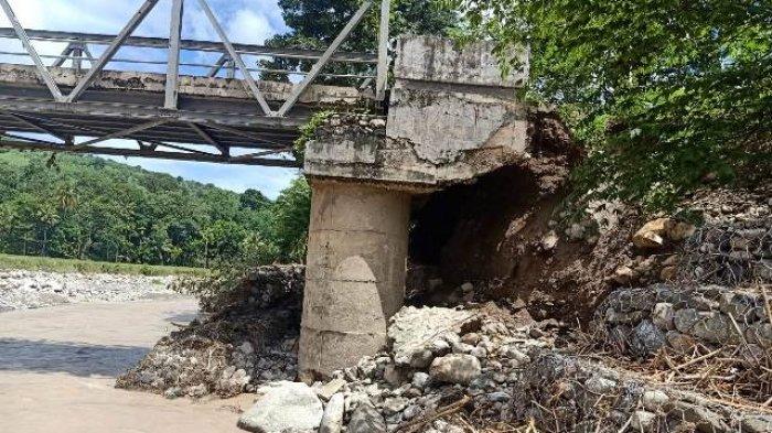 RUSAK---Oprit Jembatan Builalu di Desa Makir, Kecamatan Lamaknen rusak dan nyaris putus, Senin (6/4/2021).
