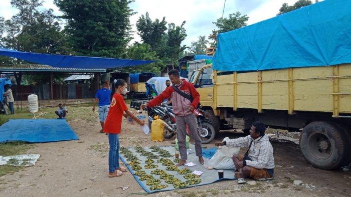 GALANG DANA---Orang Muda Katolik (OMK) Paroki Roh Kudus Halilulik, Keuskupan Atambua menggalang dana untuk membantu korban bencana, di pasar mingguan Halilulik, Desa Naitimu, Kecamatan Tasifeto Barat, Kamis, (8/42021).
