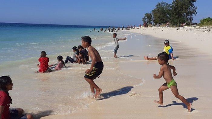warga beramai-ramai berkunjung di Pantai Mananga Aba di Desa Ramadana, Kecamatan Loura, SBD. Nampak warga beramai-ramai mandi. Foto Minggu (30/5/2021)