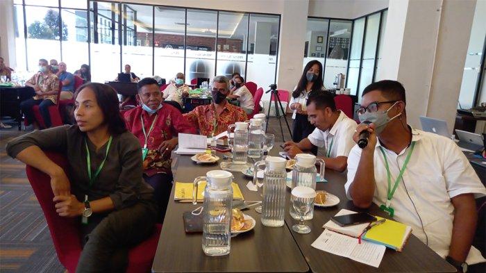 Peserta pelatihan Paralegal dari Kementerian Sosial (Kemensos), kementerian pemberdayaan perempuan dan perlindungan anak (KPPPA), Badan Pembinaan Hukum Nasional (BPHN), LBH APIK NTT dan ChildFund International, di Neo Aston Kupang, Selasa (15/3).