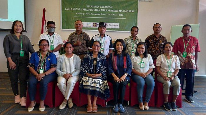 Penyelenggara dan Mentor foto bersama peserta pelatihan Paralegal dari Kementerian Sosial (Kemensos), kementerian pemberdayaan perempuan dan perlindungan anak (KPPPA), Badan Pembinaan Hukum Nasional (BPHN), LBH APIK NTT dan ChildFund International, di Neo Aston Kupang, Selasa (15/3).