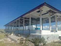 Pasar Desa Kadumbul di Kecamatan Pandawai, Kabupaten Sumba Timur yang mubazir.