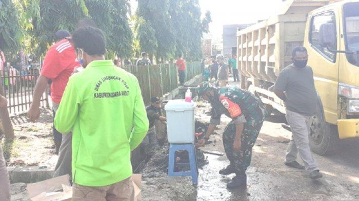 Foto Kepala Dinas Lingkungan Hidup Kabupaten Sumba Barat, Dedi Suyatno bersama ASN, TNI dan Polri membersihkan sampai di pasar lama kota Waikabubak, Sumba Barat, Jumat (9/4/2021)