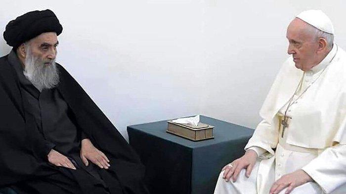 Pertemuan antara Paus Fransiskus (kanan), dan pemimpin Muslim Syiah Ayatollah Ali al-Sistani (kiri) di Najaf, Irak, Sabtu (6/3/2021).