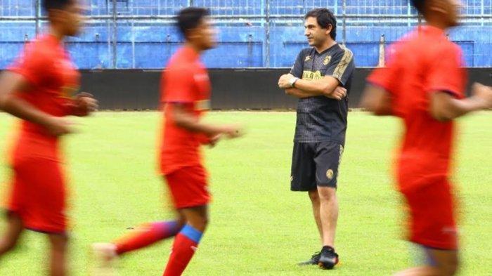 Pelatih baru Arema FC asal Portugal, Eduardo Almeida memimpin latihan perdana Arema FC di Stadion Kanjuruhan Kepanjen, Kabupaten Malang, Kamis (20/5/2021)