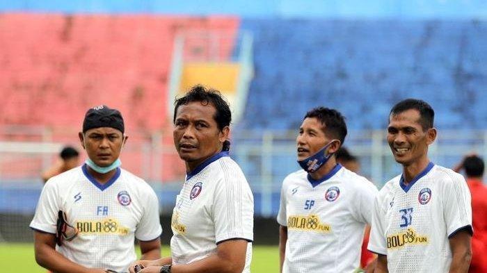 Asisten pelatih Arema FC, Kuncoro (dua dari kiri).