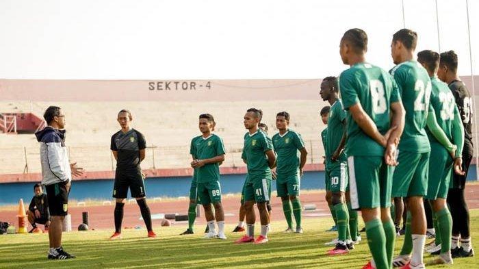 Aji Santoso, pelatih Persebaya Surabaya memberi arahan kepada timnya saat latihan di Satdion Gelora Delta Sidoarjo. Bajul Ijo tetap menggelar latihan kendati Liga 1 2020 belum jelas kapan dilanjutkan