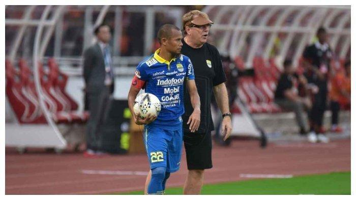 Pelatih Persib Bandung, Robert Alberts memberikan instruksi untuk Supardi Nasir saat melawan Persija Jakarta, di Stadion Utama Gelora Bung Karno, Jakarta, Rabu (10/7/2019).
