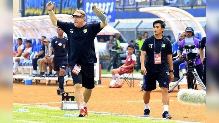 Pelatih Persib Robert Rene Alberts dalam laga Persib Bandung vs Arema FC di lanjutan Liga 1 2019 di Stadion Si Jalak Harupat, Soreang, Selasa (12/11/2019).