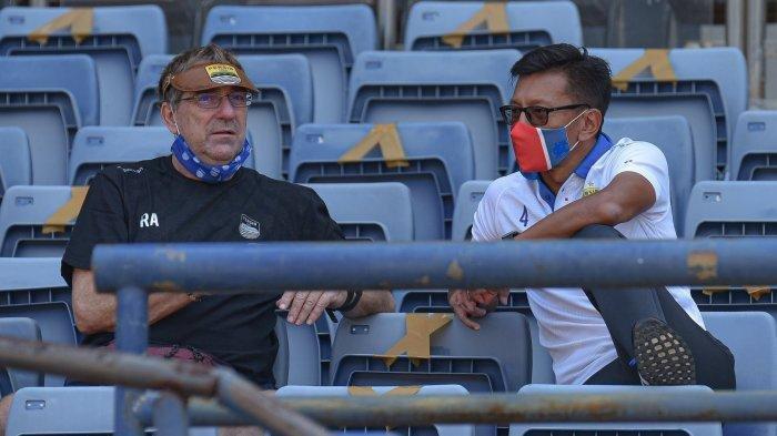Pelatih Persib, Robert Rene Alberts, dan Direktur Persib, Teddy Tjahjono. Teddy menyatakan Persib punya target tersendiri seusai mendapatkan AFC Club Licensing 2020.