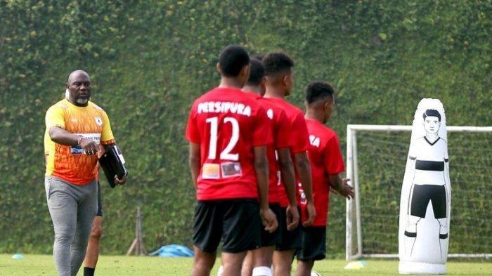 Pelatih Persipura Jayapura, Jacksen F. Tiago - Pelatih Persipura, Jacksen F Tiago mengaku dirinya tak mempermasalahkan asal negara pemain asing yang nantinya dipilih Persipura.