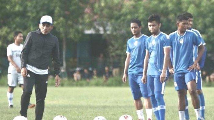 Pelatih PSIM saat memimpin latihan psim