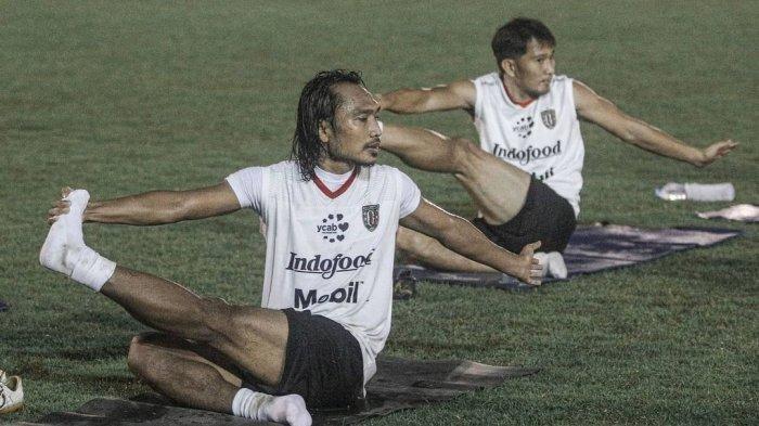 Gelandang Bali United Hariono saat melakukan gerakan pilates di lapangan Perkhanti Jimbaran belum lama ini. Berlatihd di lapangan Perkhanti Jimbaran, Pelatih Bali United Teco berikan program latihan baru, jaga kelenturan dan kondisi fisik pemain