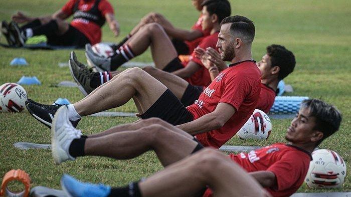 Sesi latihan Bali United di Gelora Trisakti Legian ditengah pandemi Covid - 19 Senin (3/8/2020). Sudah hampir lima bulan skuat Bali United tak berlatih bersama. Latihan dipimpin asisten pelatih Eko Purdjianto karena pelatih kepala Stefano Cuggura Teco