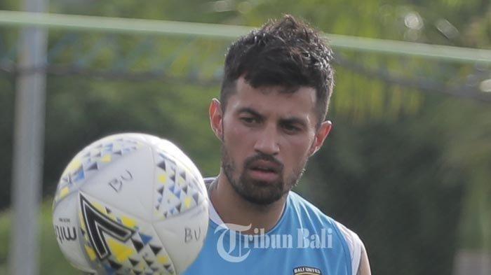 Gelandang Bali United Stefano Lilipaly saat mengikuti latihan rutin bersama Bali United di awal tahun 2020 lalu. Lilipaly kini dikabarkan akan bergabung ke Persib Bandung.