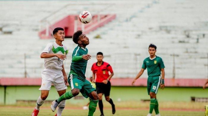 Striker Persebaya, Patrich Wanggai berduel dengan pemain PON Jatim dalam laga uji coba di Stadion Gelora Delta, Selasa (15/9/2020).