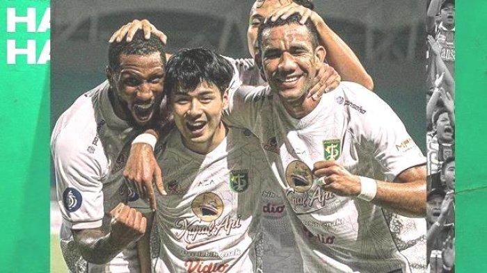 Taisei Marukawa (tengah) saat membawa Persebaya Surabaya menang menghadapi PSS Sleman pada pertandingan Liga 1 di Stadion Wibawa Mukti Cikarang, Rabu (29/9/2021. (Instagram / @officialpersebaya)