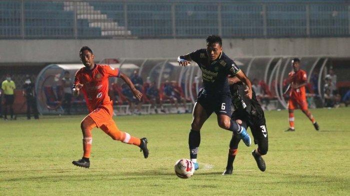 Penyerang Persib Bandung Ferdinand Sinaga (biru) lolos dari hadangan pemain Persiraja Banda Aceh. Persib menang 2-1 atas Persiraja di laga Grup D Piala Menpora 2021 di Stadion Maguwoharjo, Jumat (2/4/2021).
