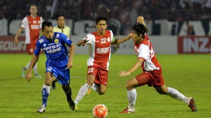 PERTAHANKAN BOLA - Striker Persib Bandung mempertahankan penguasaan bola dari jegalan pemain PSM Makassar dalam laga lanjutan Indonesia Soccer Championship di Stadion Andi Mattalatta, Makassar, Sulawesi Selatan, Sabtu (29/10/2016). Persib berhasil menahan imbang laga tersebut dengan skor akhir 2-2.