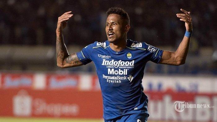 Pemain Persib Bandung Wander Luiz merayakan golnya ke gawang PSS Sleman dalam lanjutan pertandingan Liga 1 di Stadion Si Jalak Harupat, Kabupaten Bandung, Minggu (15/2/2020). Persib Bandung masih memuncaki klasemen Liga 1 setelah memenangkan pertandingan atas PSS Sleman 2-1.