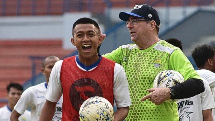 Febri Hariyadi saat bercanda dengan pelatihnya Robert Rene Alberts