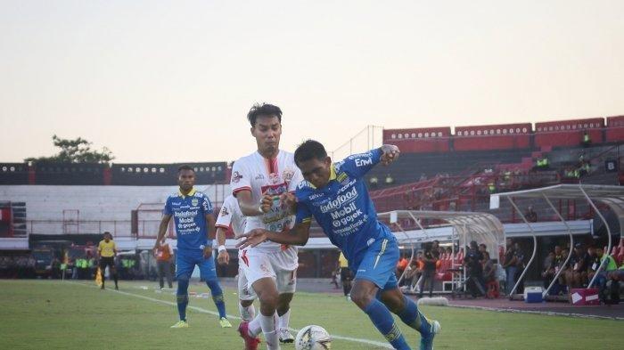 Pemain Persib Bandung Frets Butuan berusaha melewati pemain Persija Jakarta Novri Setiawan.