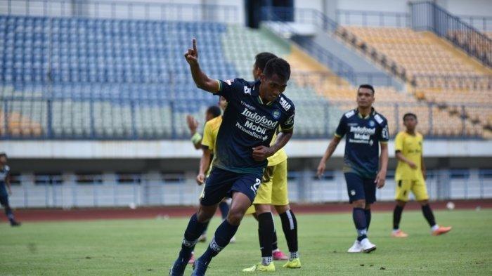 Frets Butuan menjadi pencetak dua gol Persib Bandung saat menghadapi tim sepak bola PON Jabar di Stadion Gelora Bandung Lautan Api (GBLA), Sabtu (13/3/2021). Persib akan beruji coba lagi hari Sabtu mendatang.