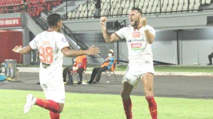 Selebrasi striker Persija Jakarta, Marko Simic, ditemani Taufik Hidayat setelah mencatatkan brace gol ke gawang PSIS Semarang dalam pertandingan pekan 18 BRI Liga 1 2021 di Stadion I Wayan Dipta, Kamis (6/1/2022) malam WIB.