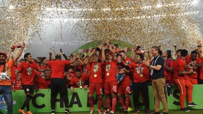 Pemain Persija Jakarta merayakan kesuksesan juara Liga 1 2018.
